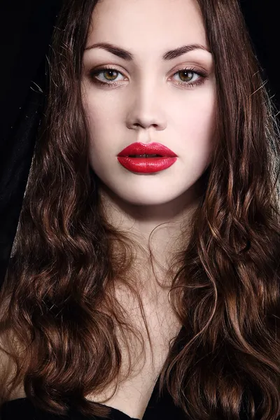 Retrato de modelo de moda bonita. parece Virgem Maria ou Maria Madalena, cabelos longos, lábios vermelhos, grandes olhos inocentes sensuais — Fotografia de Stock