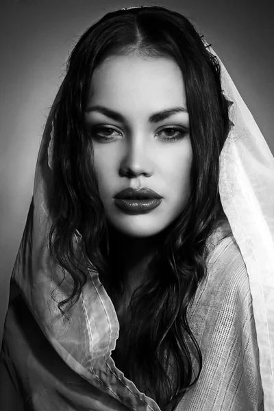 Fashion model portretten ziet eruit als maagd Maria of maria magdalena — Stockfoto