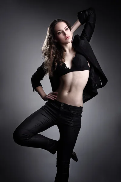 젊은 섹시 한 패션 모델 포즈 — 스톡 사진