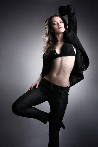 若いセクシーなファッション モデルのポーズ — ストック写真