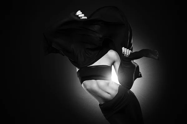 Fiatal divat görög modell gazdaságban a fehér fekete szövet fújt a szél elszigetelt a lövés stúdió — Stock Fotó