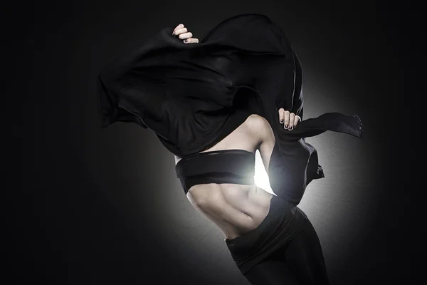 Joven modelo griego de moda sosteniendo una tela blanca negro soplado por el viento aislado estudio de tiro — Foto de Stock
