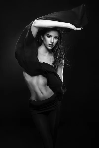 영 패션 바람 고립 된 스튜디오 촬영에 의해 백색 블랙 패브릭 들고 그리스 모델 — 스톡 사진