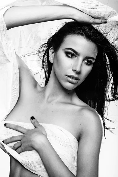 Unga grekiska modell håller en vit svart tyg blåst av vind isolerade studio skott — Stockfoto