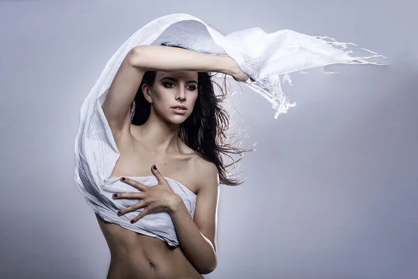 Giovane modella greca di moda in possesso di un tessuto bianco nero soffiato dal vento isolato studio girato — Foto Stock