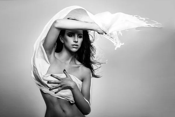 Řecké modelka drží bílé černé textilie foukané vítr izolované Studio zastřelil — Stock fotografie