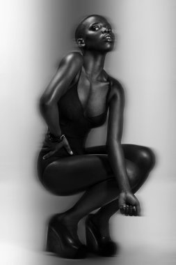 siyah Afrika kökenli Amerikalı İngiliz moda model mükemmel deri iç çamaşırı stüdyo portre ile