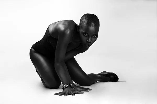 Svarta afrikanska amerikanska brittisk modell med perfekt hud underkläder studio porträtt — Stockfoto