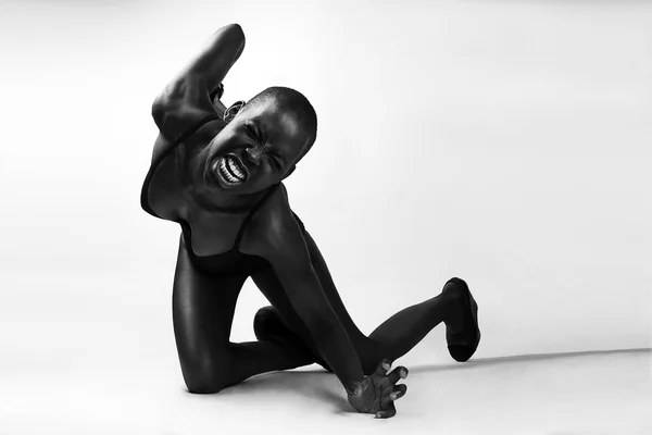 Modelo de moda británica afroamericana negra con retrato de estudio de lencería de piel perfecta —  Fotos de Stock