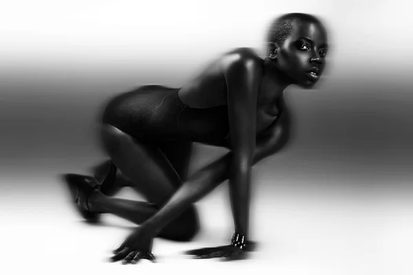 Negru afro-american model britanic de moda cu portret perfect lenjerie de piele studio — Fotografie, imagine de stoc