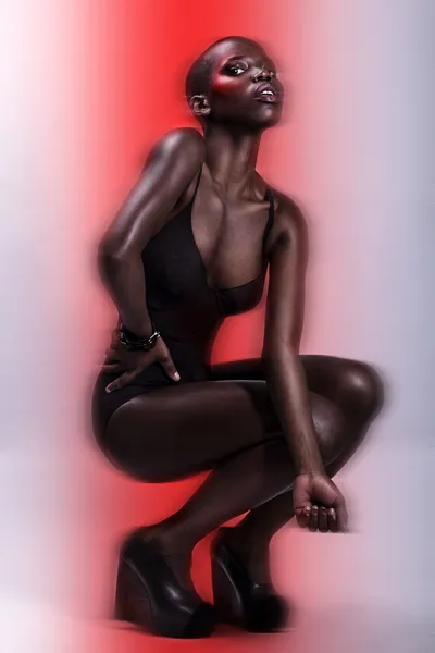 Zwarte Afrikaanse Amerikaanse Britse mode-model met perfecte huid lingerie studio portret — Stockfoto