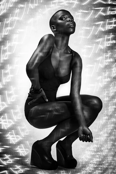黑色非洲裔美国英国时装模特与完美肌肤内衣工作室画像 — 图库照片