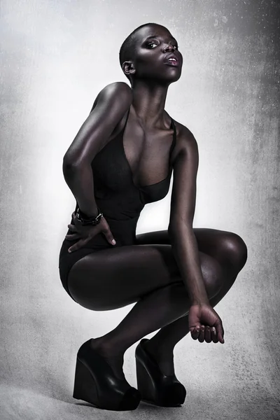 Modelo de moda británica afroamericana negra con retrato de estudio de lencería de piel perfecta — Foto de Stock