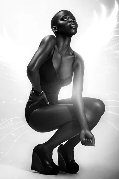 Zwarte Afrikaanse Amerikaanse Britse mode-model met perfecte huid lingerie studio portret — Stockfoto