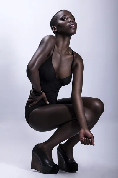 黑色非洲裔美国英国时装模特与完美肌肤内衣工作室画像 — 图库照片