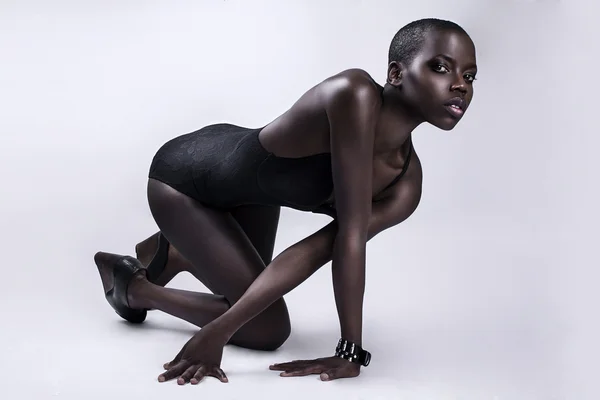 Siyah Afrika kökenli Amerikalı İngiliz moda model mükemmel deri iç çamaşırı stüdyo portre ile — Stok fotoğraf