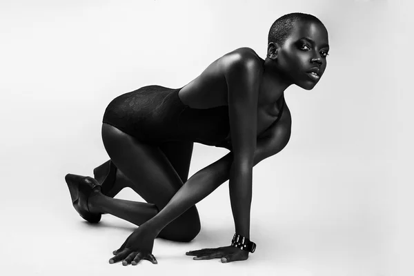 Black African American modella britannica con pelle perfetta lingerie studio ritratto — Foto Stock