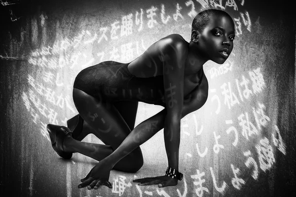 Schwarz afrikanisch-amerikanisch britisches Model mit perfekter Haut Dessous Studio Porträt — Stockfoto