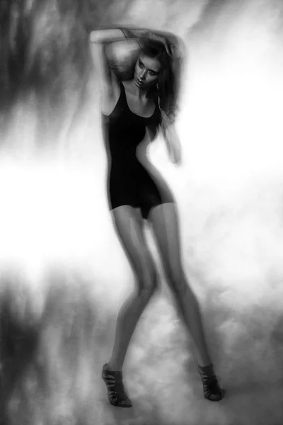Unga vackra ryska modell slim studio test poserar dansande stående långt hår — Stockfoto