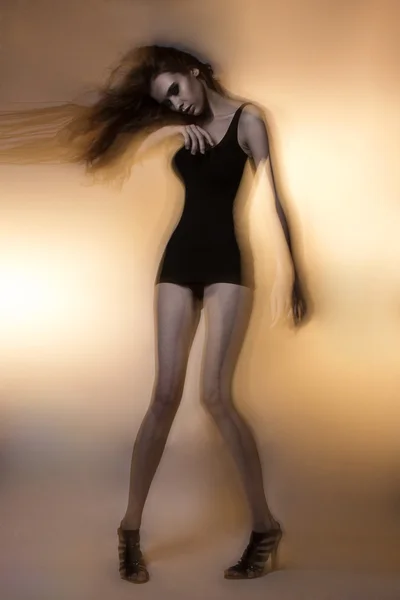 Joven hermosa modelo rusa delgado estudio prueba posando baile retrato pelo largo — Foto de Stock