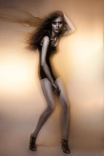 Joven hermosa modelo rusa delgado estudio prueba posando baile retrato pelo largo — Foto de Stock