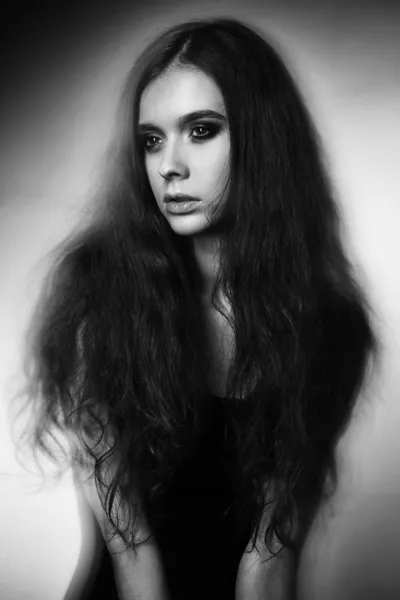Jovem modelo russo bonito slim studio teste posando dança retrato cabelo longo — Fotografia de Stock