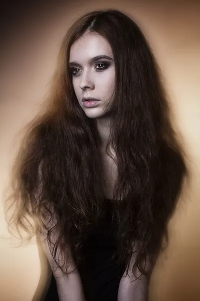 Unga vackra ryska modell slim studio test poserar dansande stående långt hår — Stockfoto