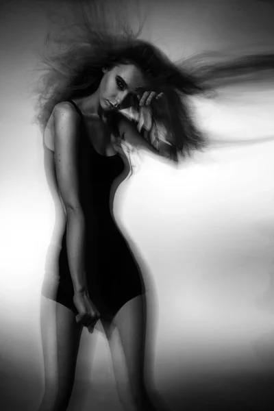 Jovem modelo russo bonito slim studio teste posando dança retrato cabelo longo — Fotografia de Stock