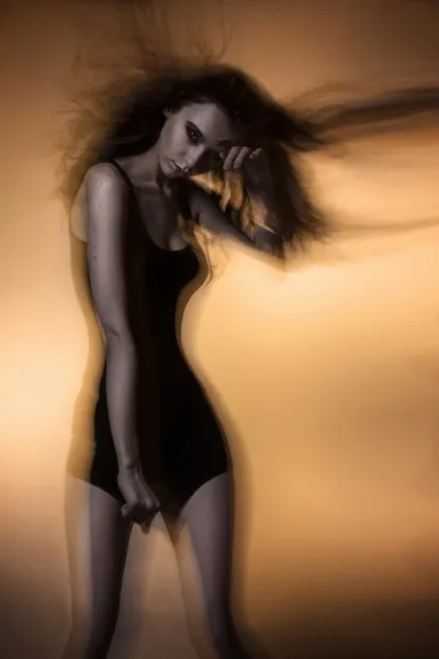 Młody piękny model rosyjski badania studio szczupły taniec włos portret pozowanie — Zdjęcie stockowe