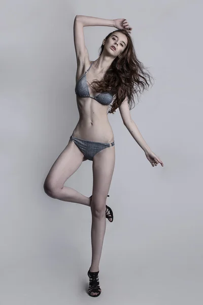 Genç ince moda modeli studio test atışı — Stok fotoğraf