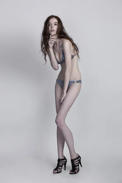 Jeune slim fashion model studio test shot — Photo