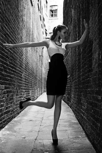黒の白いドレスを着てポーズ ロンドン通過路地でドイツの金髪の背の高いファッション モデル — ストック写真