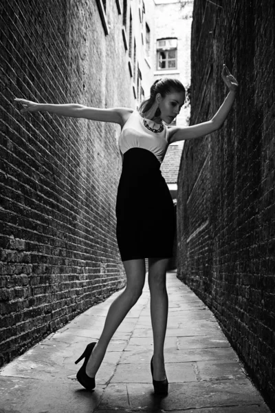 Duitse blonde hoog mode-model in een Londen passerende steegje poseren dragen zwart witte jurk — Stockfoto