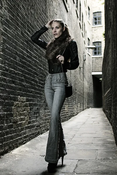 도시 의상을 입고 포즈를 취하는 런던 전달 골목에서 독일 금발 키 패션 모델 — 스톡 사진