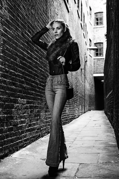 Tyska blond lång modell i en london passerar gränd poserar bär urban kläder — Stockfoto