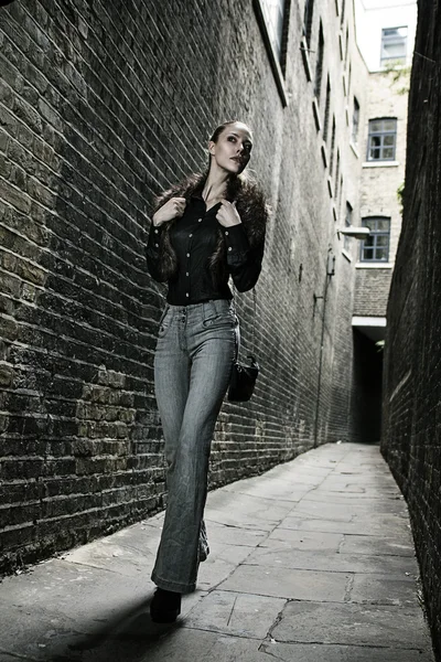 Γερμανική ξανθιά ψηλό μόδα μοντέλο σε ένα δρομάκι Λονδίνο πέρασμα που ποζάρει φορώντας ρούχα αστικών — Φωτογραφία Αρχείου