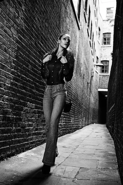 Deutsches blondes großes Mode-Model in einer Londoner Passage posiert in urbanen Outfits — Stockfoto