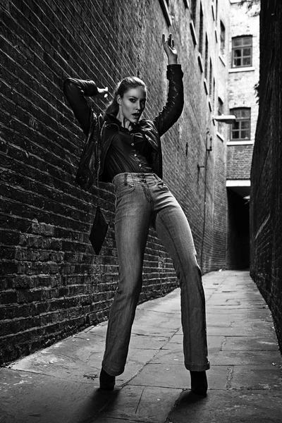 Niemiecka blondynka wysoka modelka w stawianiu sobie stroje miejski zaułek przechodzi Londyn — Zdjęcie stockowe