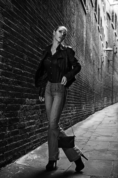 Duitse blonde hoog mode-model in een Londen passerende steegje poseren dragen van stedelijke outfits — Stockfoto