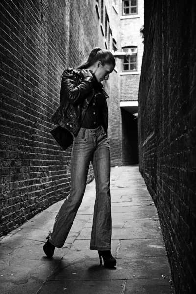 Alemana rubia alta modelo de moda en un London Passing Alley posando vistiendo trajes urbanos — Foto de Stock