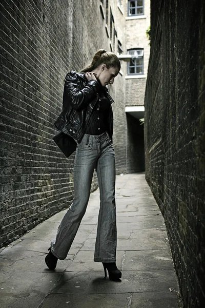 Alemana rubia alta modelo de moda en un London Passing Alley posando vistiendo trajes urbanos — Foto de Stock