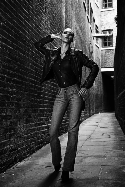Alemão loira modelo de moda alta em um Londres Passing Alley posando vestindo roupas urbanas — Fotografia de Stock
