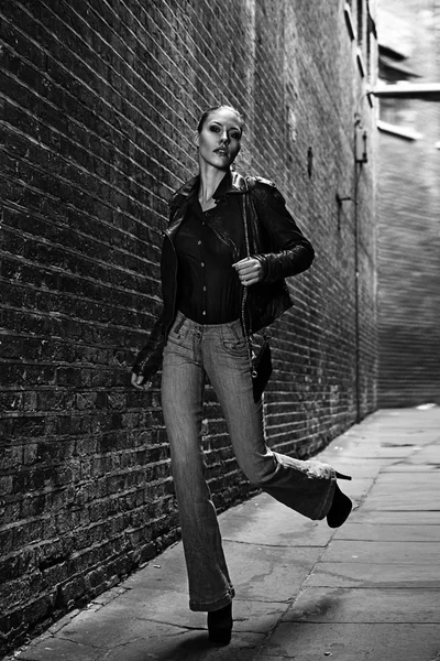 German blonde tall fashion model in a London Passing Alley posing wearing urban outfits — Stock Photo, Image