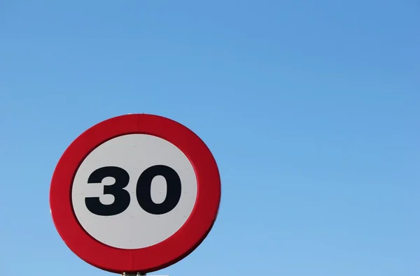 30 üye