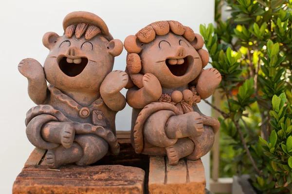 Vicces fiú és egy lány két szobrocskák — Stock Fotó