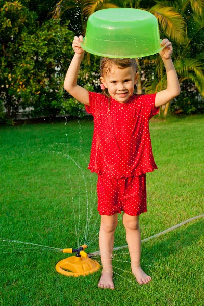 Gelukkig meisje giet een water — Stockfoto