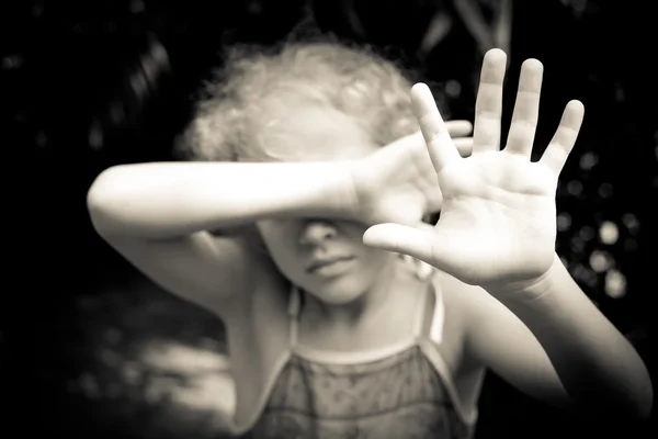 Dítě odmítá a je krytá ruce — Stock fotografie