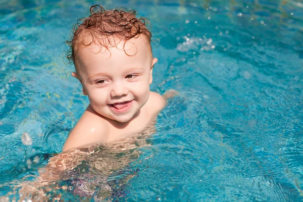 Маленький мальчик в бассейне — стоковое фото