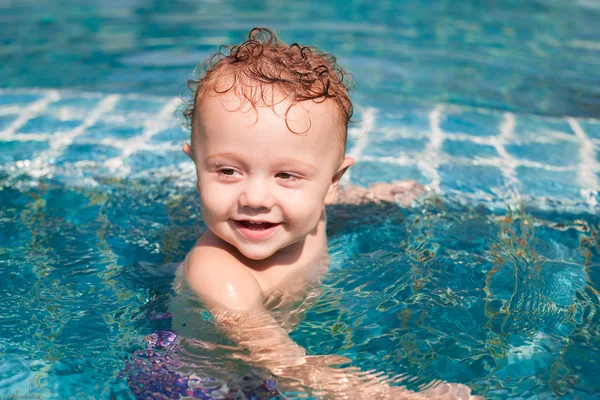 Маленький мальчик в бассейне Лицензионные Стоковые Изображения