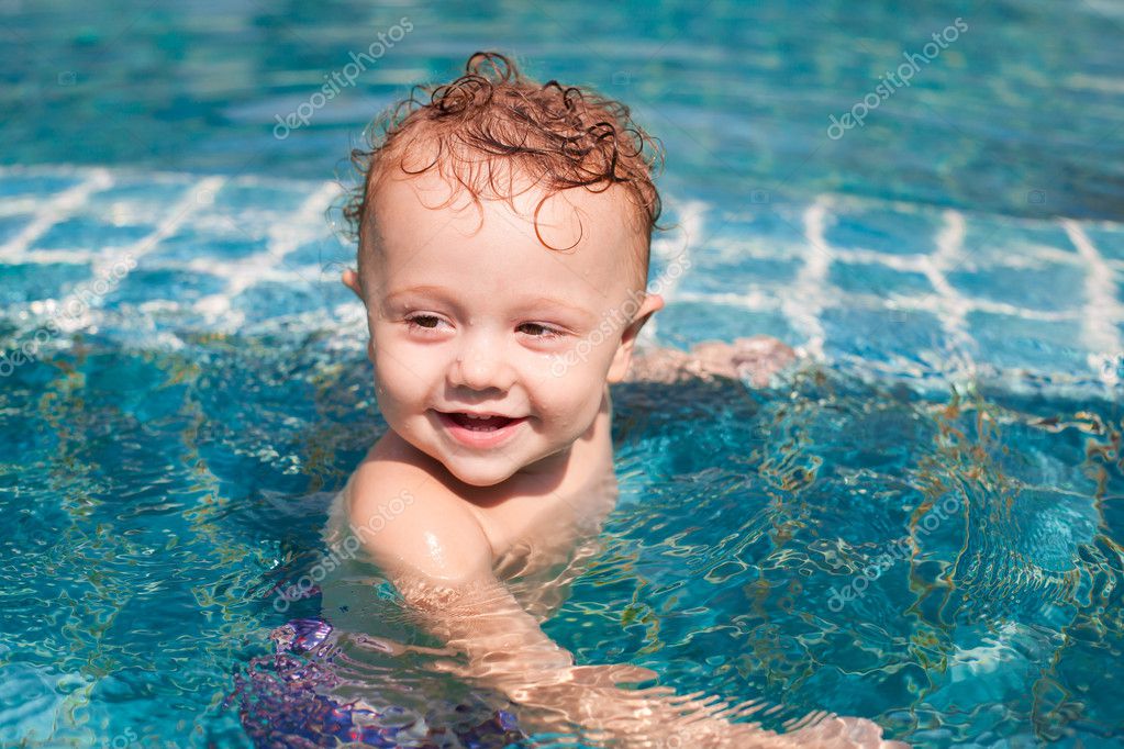 Petit garçon dans la piscine image libre de droit par altanaka © #10773867